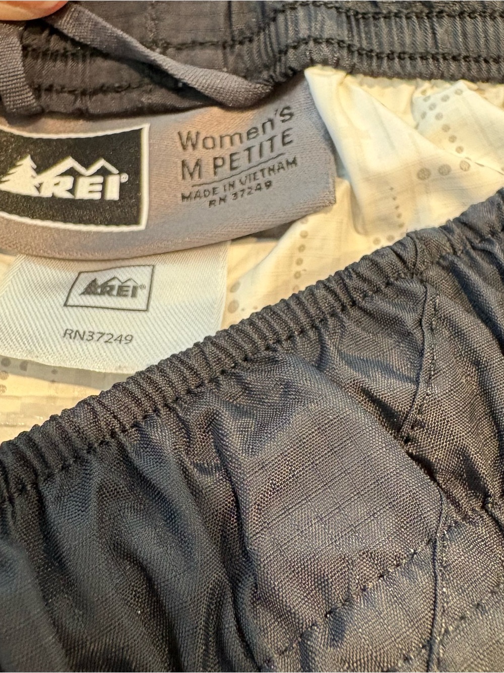 REI Rain Pants Womens Medium Petite Black Nylon Hiking Camping Outdoors EUC - Picture 2 of 8